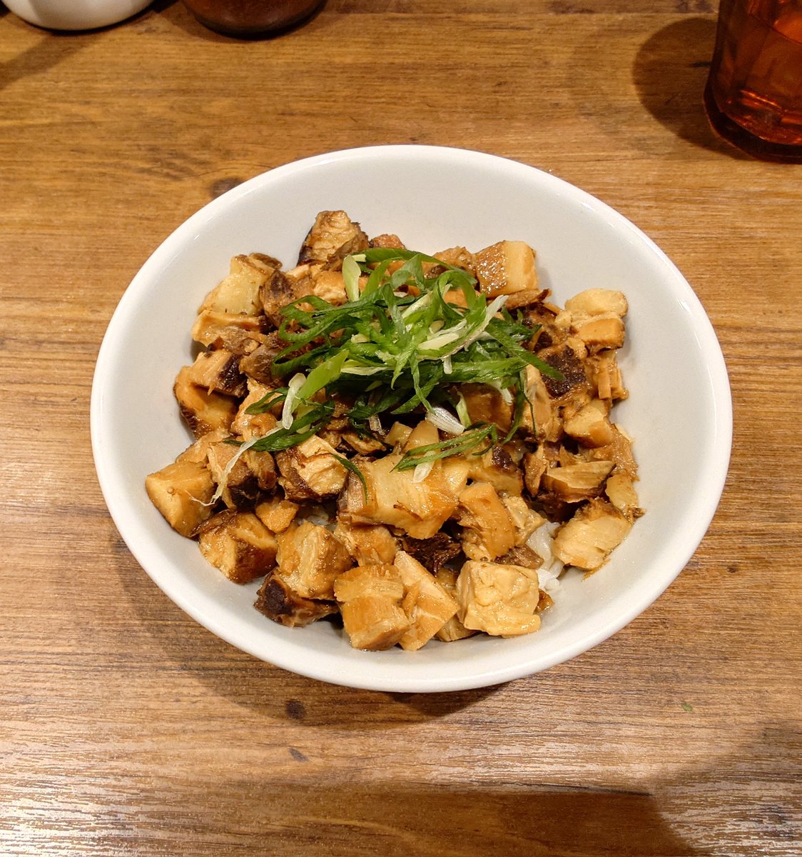 Koujou_de_work's tweet photo. 麺好獅子團＠小川町🚃

スパイシーカリー麺(中盛)+肉飯

最近お客さんも増えて混んでて中々行きづらくなってたんですが休業の知らせを見て食べに
麺屋武蔵出身と言った肩書はもう無しに
「東京神田はカレーの街」カレー系ラーメン屋で地域に根付いて来た感じがしたのに残念。美味い！もう一度行くか!? https://t.co/PszEKrKlKT