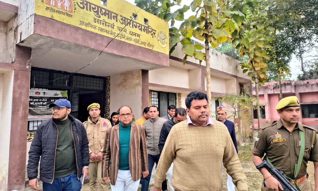 dm_sitapur's tweet photo. वीएचएसएनडी दिवस के अवसर पर विकास खण्ड महोली के ग्राम पंचायत रहमतपुरग्रन्ट में संचालित वीएचएसएनडी सत्र का आकस्मिक निरीक्षण कर व्यापक स्तर पर सत्र आयोजन हेतु आवश्यक निर्देश सम्बन्धित अधिकारियों को दिए। आयुष्मान आरोग्य मंदिर इंद्रौली का निरीक्षण भी किया गया। https://t.co/dA8ZAoyf1R