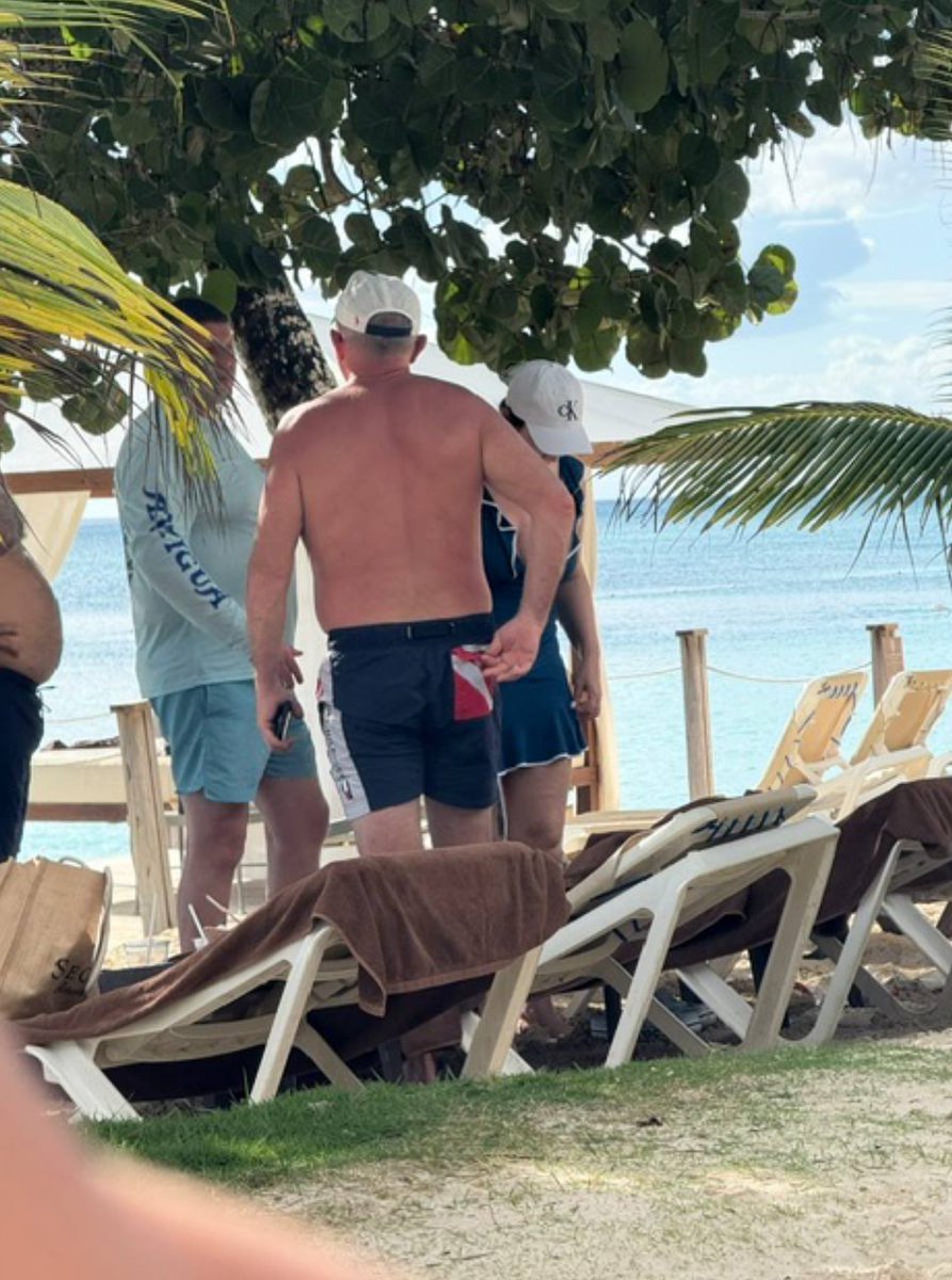 TheOtherSideRu's tweet image. 🇺🇦 Ukraine's former top general and likely future president Valery Zaluzhny is vacationing in the Dominican Republic

He once famously began his autobiography: "I will be the last to leave Kiev. I certainly will not surrender alive"

Apparently, that vow doesn't apply to London…