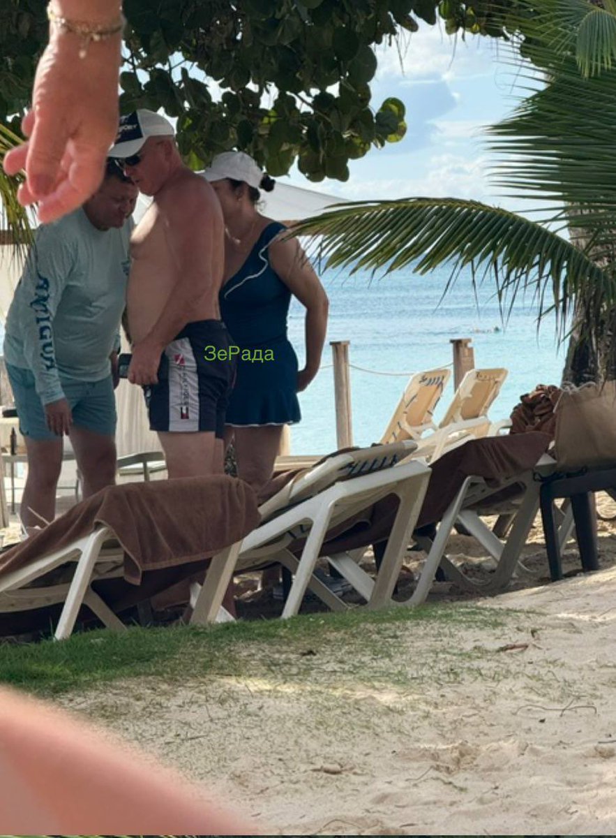 TheOtherSideRu's tweet image. 🇺🇦 Ukraine's former top general and likely future president Valery Zaluzhny is vacationing in the Dominican Republic

He once famously began his autobiography: "I will be the last to leave Kiev. I certainly will not surrender alive"

Apparently, that vow doesn't apply to London…