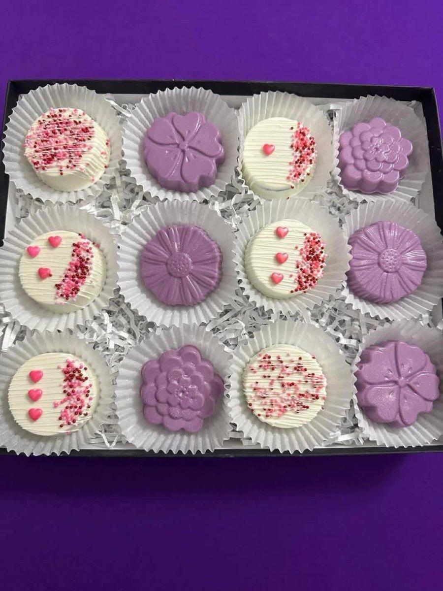 PURPLE AND WHITE 💜🤍 ROSE FLOWER THEME CHOCOLATE COVERED OREOS WITH LOVE SPRINKLES ! CUSTOMER WAS VERY HAPPY

BOOK YOUR DIPPED TREATS WITH ME :

A BERRY ADORABLE MOMENT, SWEET MEMORIES AND A DELICATE BITE OF JOY ✌🏾

#oreos #chocolatecoveredtreats #philly