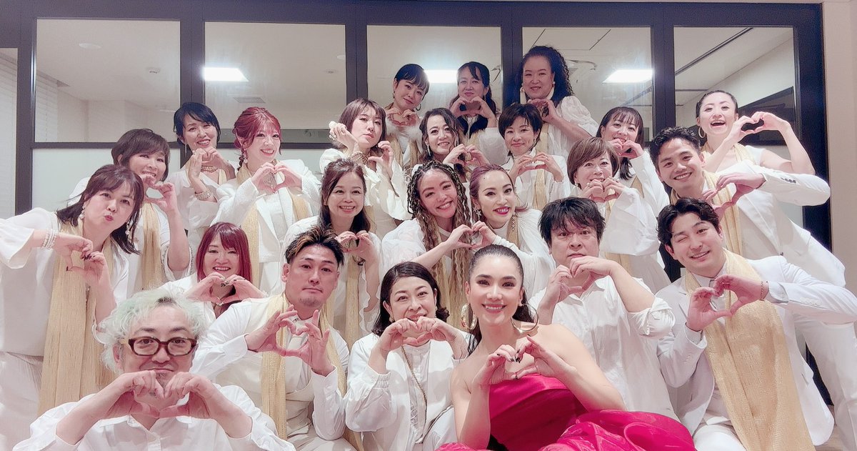 doiakane's tweet photo. 昨日はTiA（@_TiA_TiA_TiA_）コンサート＠🚗Toto MINI Christmas Party『Luxury Christmas🎄✨』

サポートでピアノ演奏させていただきました♪♪♪

TiA's Choir & Sakura Japanese Choir、コーラスメンバーのみなさんの迫力の歌声と、ベース紺野光広さん、パーカッションnotchさんとともに。会場のお客様も一緒に歌って手を振って🙌🙌🙌
柔らかな笑顔のお客様、子供たちの楽しそうな姿。
TiAの歌声とみんなのエネルギーが一体になってましたー！演奏している私もあたたかな気持ちをいただき、幸せいっぱいでした🍀

そしてMINI COOPERなんてかわいいんや😆裏方として、バックヤードで一生懸命準備や運営をされているスタッフさんの様子や、対応してくださる方々の笑顔、会場の飾りつけのかわいさ、、、すっかりファンになってしまいました🚗✨

さて、そろそろ2025年もしめくくりムードですね。
明日はクリスマス。TiAのディナーショー＠横浜ホテルニューグランドにてお待ちしております。毎日、リスペクトする人たちと音を奏でられることも幸せこのうえない。風邪などひかれぬよう、あたたかい毎日をお過ごしくださいね♪