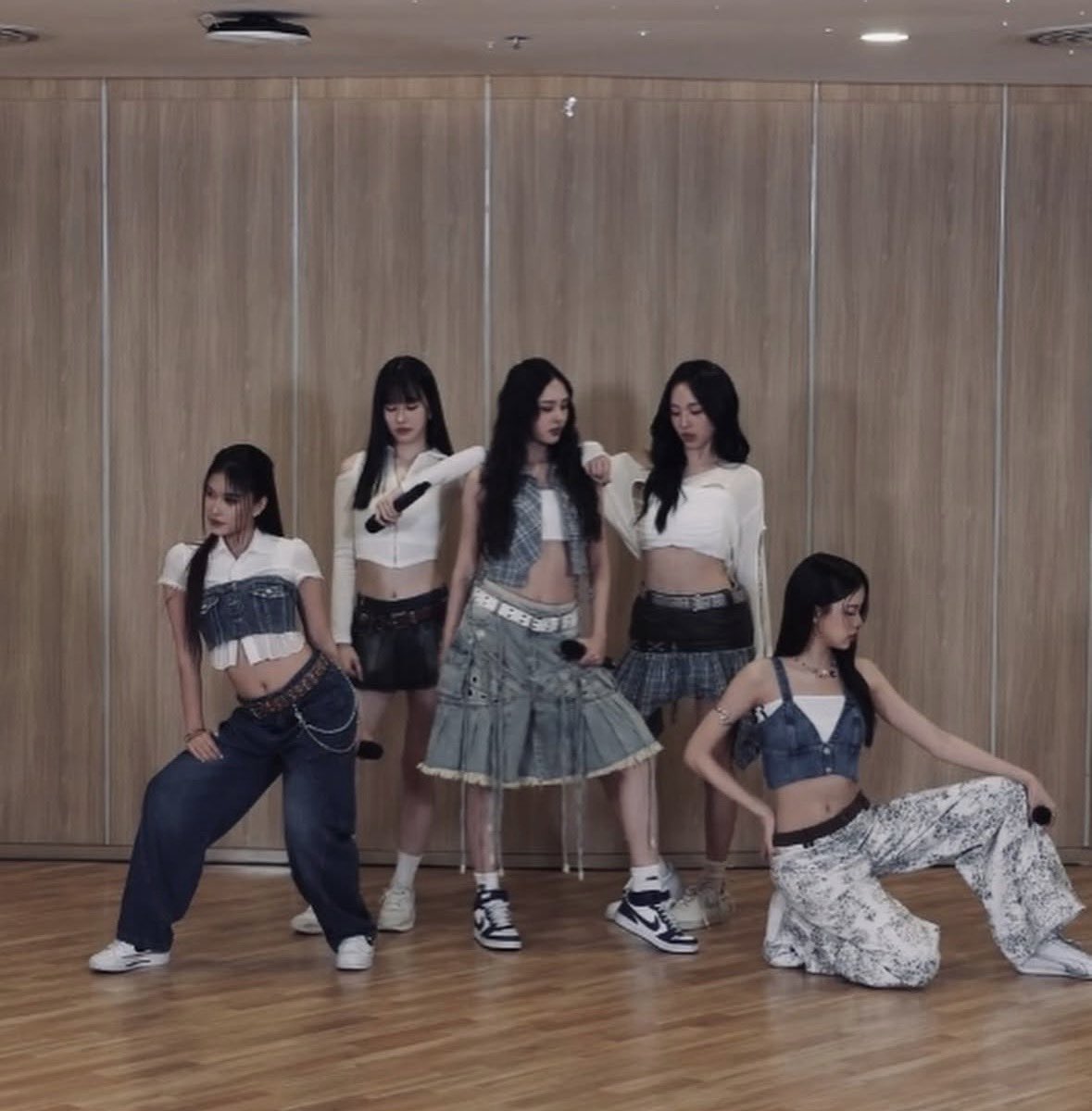 มาและๆ new girl group  วิชวลตาแตกทั้งวงมากเดบิวต์ได้เลยลูก  และคือไลน์อัพเริ่ดมากเด็กเก่งๆ ทั้งนั้น รอดูความปังเลอ   #one31 #onemusic