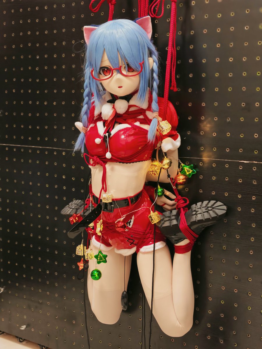 tiantian2413_1's tweet image. 圣诞节快乐呦~
圣诞节一定要有圣诞树，忘记准备圣诞树的天天只能把自己绑成圣诞树啦~是会扭来扭去，嗯嗯啊啊呜呜的叫的圣诞树呢~
#bondage #kigurumi #自缚 #捆绑 
📷:@Swimming5578