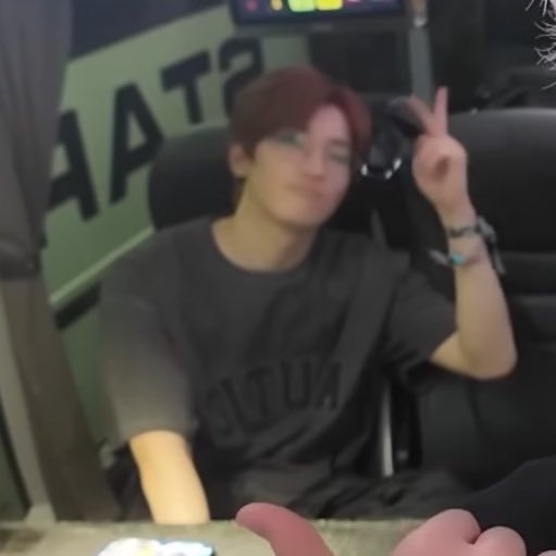 minwonungi's tweet photo. this wonwoo look and nautica shirt 😭🫠 https://t.co/oyjRYoaR18