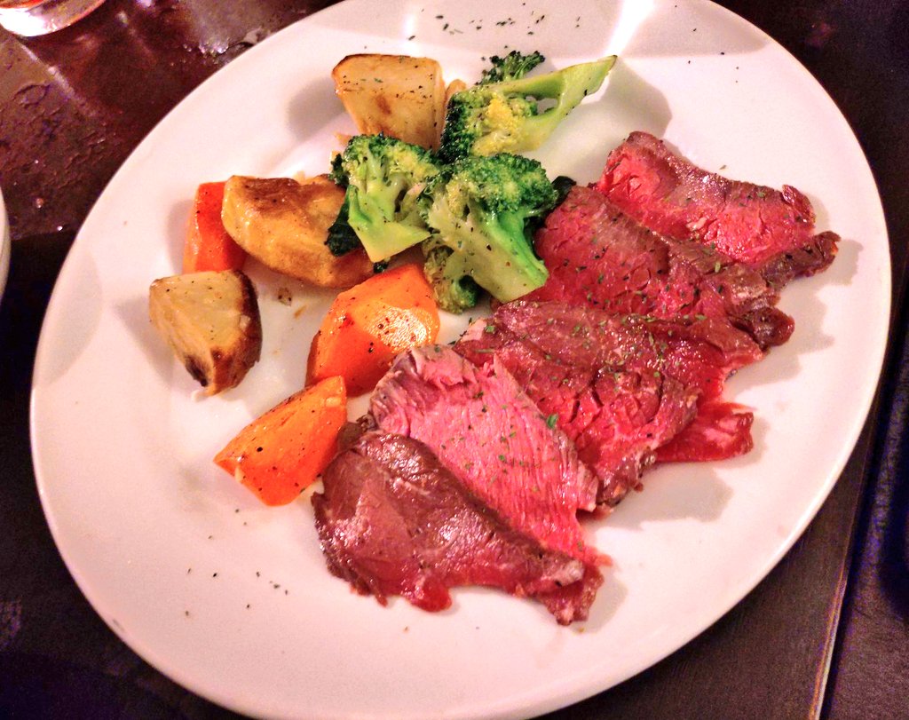 dinosaurmoon's tweet photo. メリークリスマス、イブ！🌟
皆様、お元気ですか？
美味しい料理食べてます？
今年もありがとうございました❦
肉食タイムです(笑)
#クリスマス　#肉 https://t.co/6IQOjDzNJ1