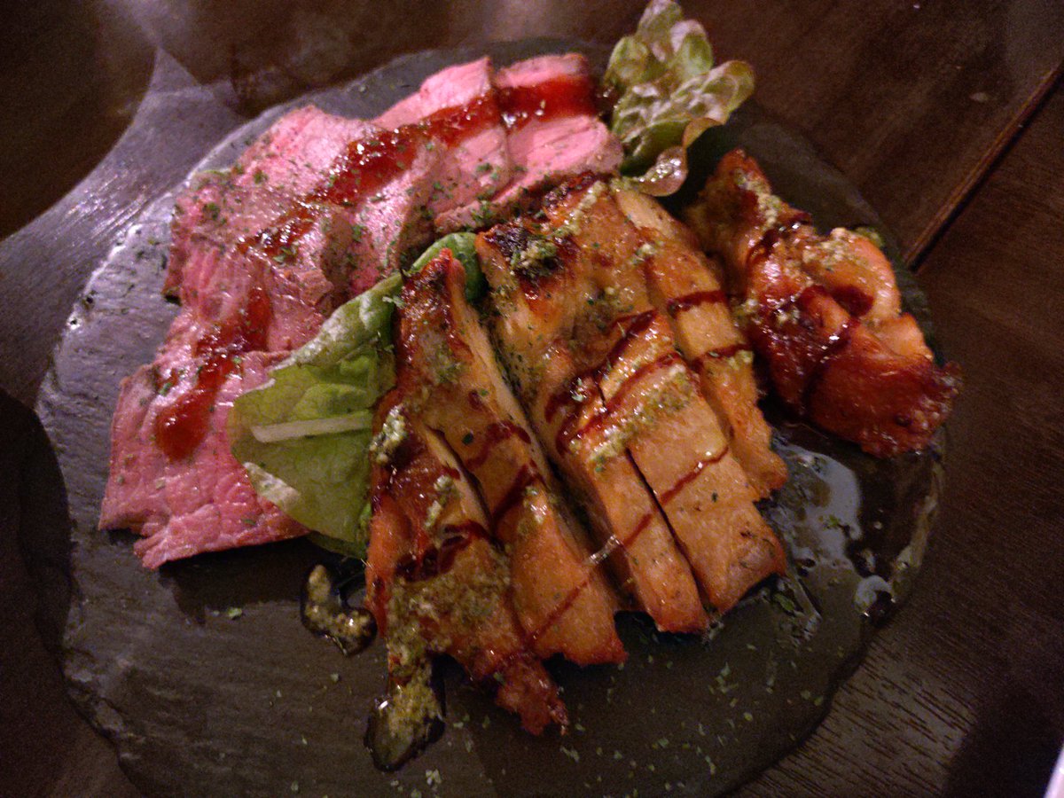 dinosaurmoon's tweet photo. メリークリスマス、イブ！🌟
皆様、お元気ですか？
美味しい料理食べてます？
今年もありがとうございました❦
肉食タイムです(笑)
#クリスマス　#肉 https://t.co/6IQOjDzNJ1