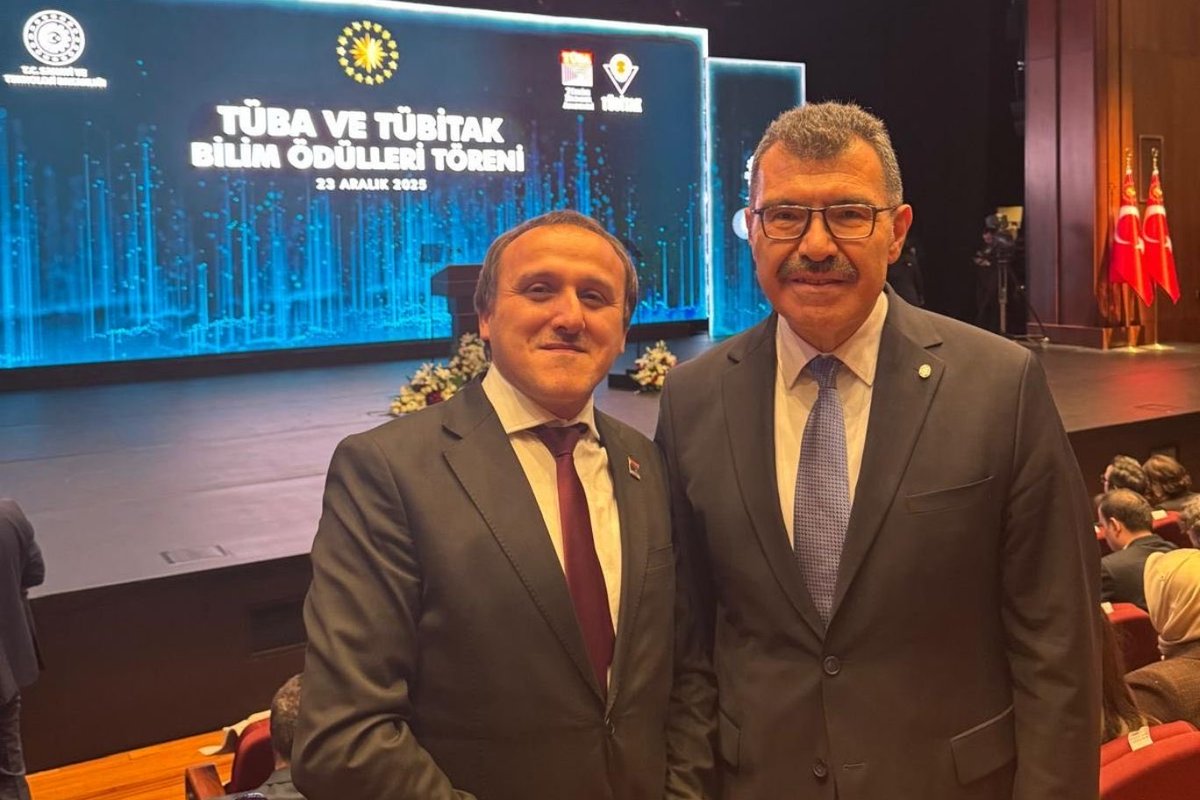 Cumhurbaşkanımız Sayın Recep Tayyip Erdoğan’ın katılımıyla gerçekleştirilen "TÜBA ve TÜBİTAK Bilim Ödülleri Töreni"ne katılarak,

Üniversitemizin bilimsel mirasını temsil eden Kavaid-i Ressamiye adlı eseri Sayın Cumhurbaşkanımıza takdim ederken aynı törende Mühendislik Bilimleri