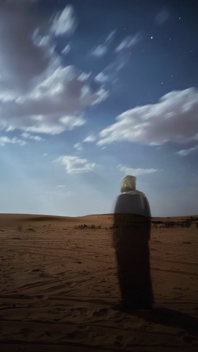 [ لا تعش الحياة وأنت حيران ]

عندما يلازم المرء الحيرة دائمًا على مستقبله، أو على غاية لن ينالها، أو على أرزاق قد لا يصيبها.
 فكلها والله تسمع من ضيوف الشياطين؛ فإن حضروا فلا تستقبلهم، ولا تفتح بابك لهم، ولا تدع الشك لك دليل. وأعلم أن الشيطان بارع بالتفصيل، ولكنه ضعيف في التصديق.