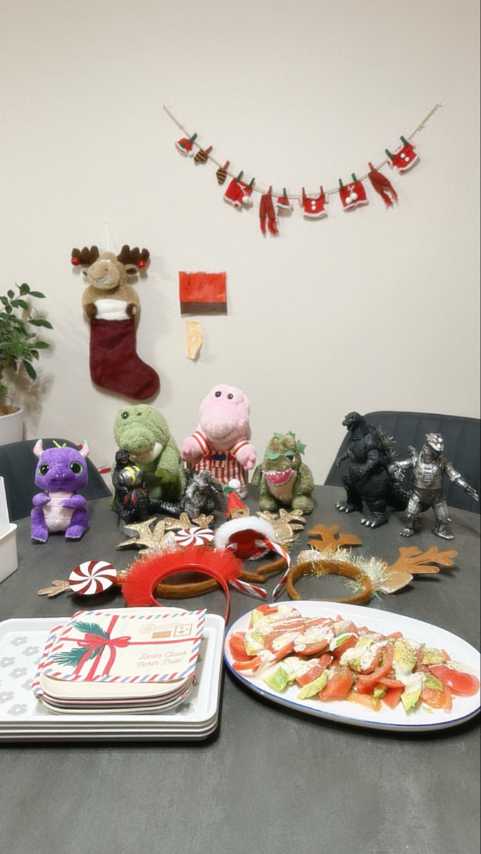 gaugau_wanisan's tweet image. クリスマス準備してたら
続々と集まって来ちゃったな!!

まだ準備中だから
待っててねぇ 🎄

\\主👧🏻//

#ワーリー
#ゴジラ
#ty
#ぬい撮り
#クリスマスイヴ
