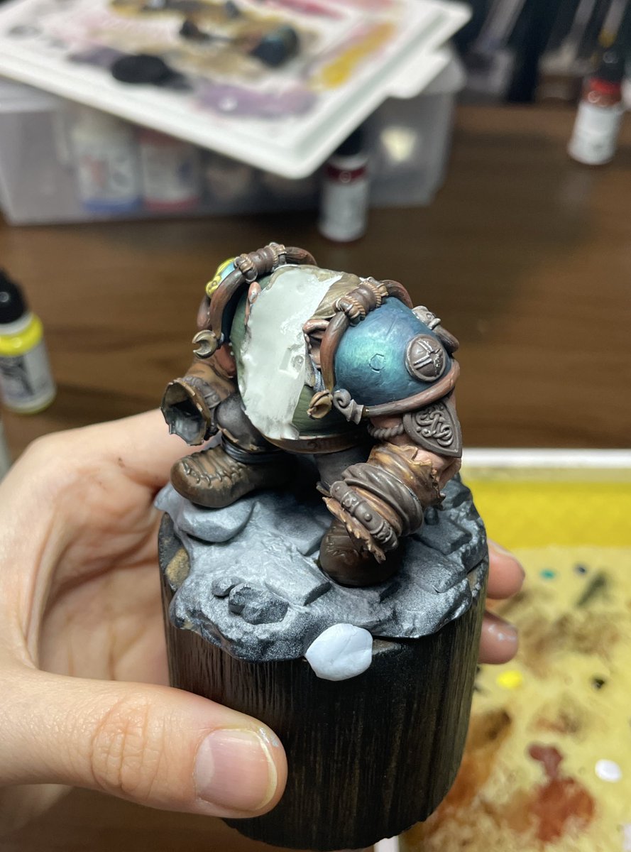 肩アーマーの周りについてる謎の木材装飾？
塗るの難しい〜！一旦このまま放置して違うところ塗り進めようかな