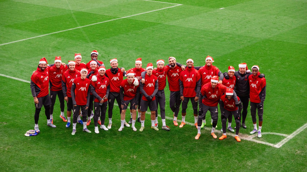LFC's tweet image. Festive Reds 📸🎄