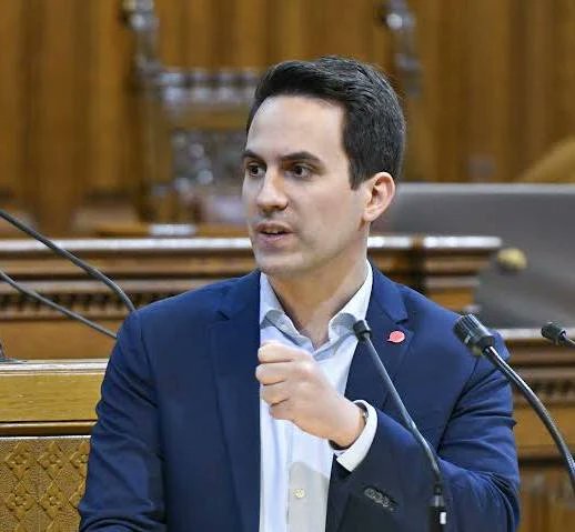 Christoph #Wiederkehr von den #NEOS ,der aufgrund seines grandiosen Erfolges als Bildungsstadtrat in Wien😉, zum Minister für Bildung für ganz🇦🇹 ernannt wurde ,will jetzt Chemie,Physik und Biologie zu einem Unterrichtsfach zusammenlegen‼️🥳