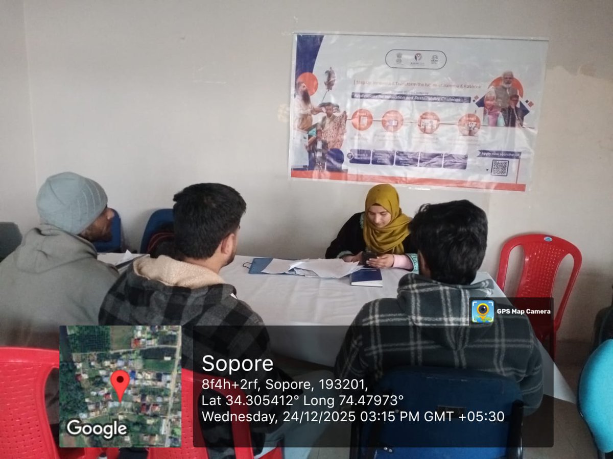Under the Good Governance Week initiative, DECC Baramulla (SBDU) held an awareness/grievance redressal camp, benefiting nearly 54 applicants through immediate guidance, facilitation, and resolution of grievances. #PrashasanGaonKiOre #GoodGovernanceweek2025
