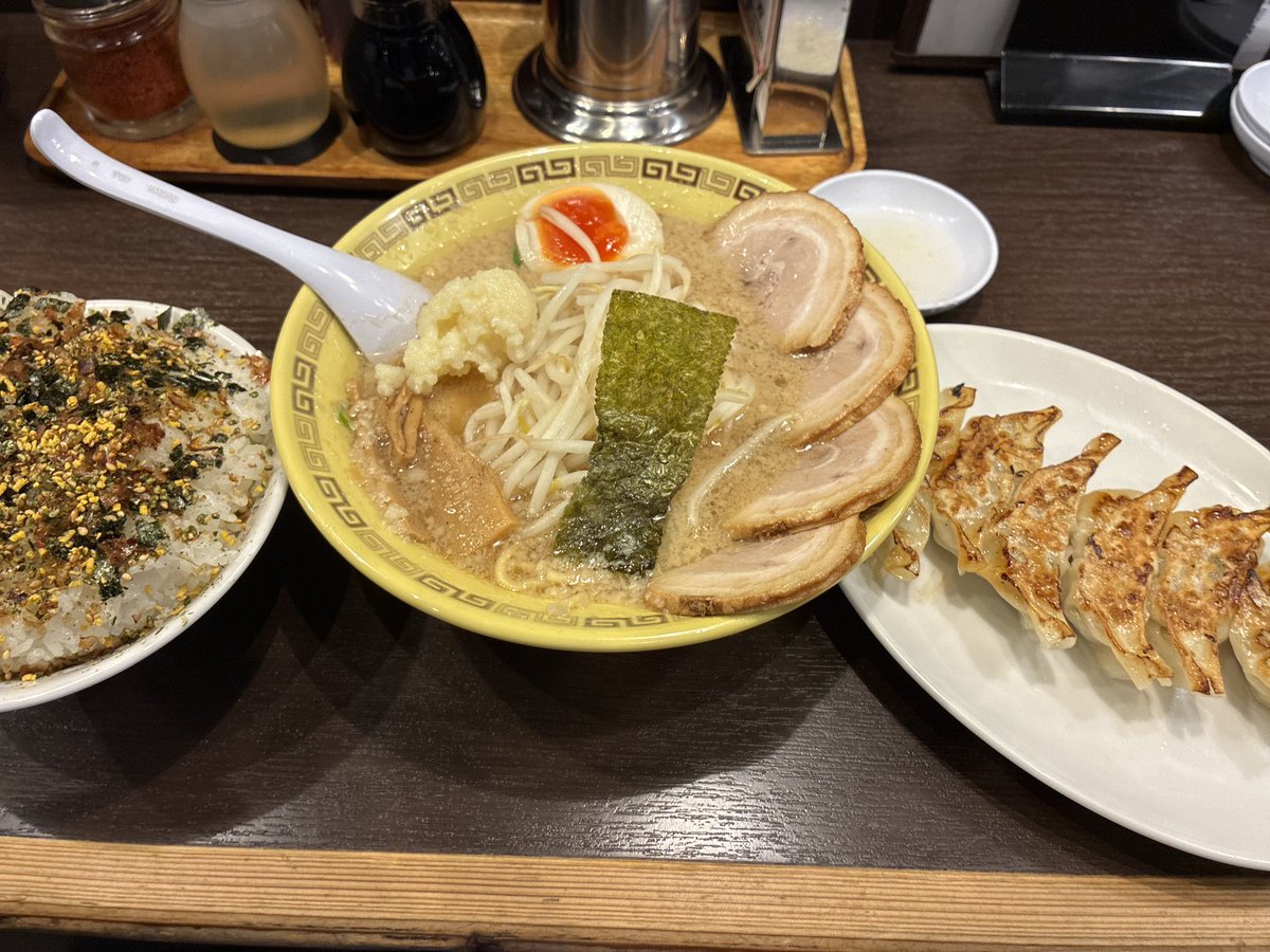 ryisakurao1's tweet photo. 南武線南多摩駅前の「江川亭 南多摩店」で、太麺のチャーシュー麺とふりかけご飯、特製餃子。
隣の人がチャーハンを食べていて美味しそうだったが、ここに来たらふりかけご飯。
ニンニクを入れると、食が進む。
 #らーじお 
 #37diet 
 #ご褒美のラー ストック 3回 https://t.co/GsAqD2OFC2