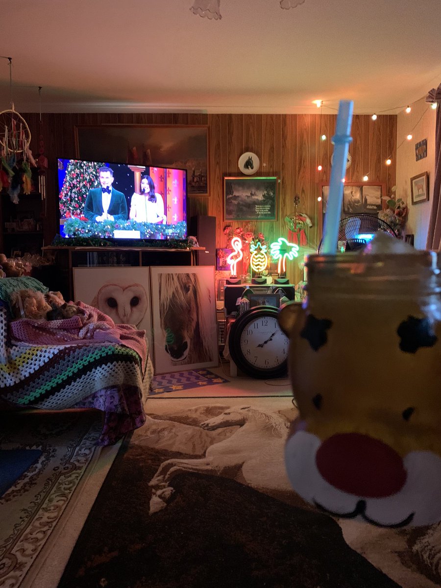 Lunch has been eaten, dessert devoured, time for carols. Merry Christmas Eve 2025!
.
#carols #christmaseve #christmas #christmaslunch #dessert #2025 #holidays #festivities