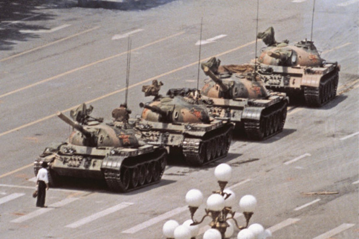 flyingbravo1's tweet photo. @AmbWuJianghao 戦車に立ち向かう若者たち https://t.co/lEXmgesGcy