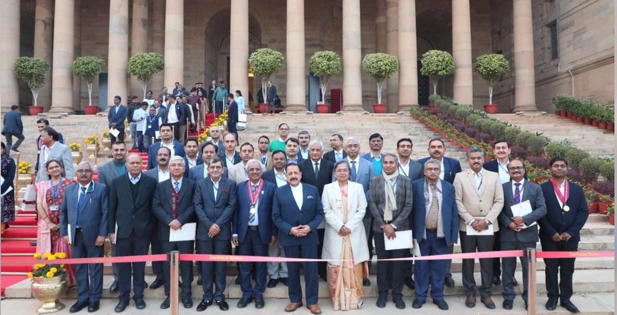 csir_iora's tweet photo. A proud moment for Team CSIR &amp; Science for Society.
The CSIR Aroma Mission received the Rashtriya Vigyan Puraskar 2025 (Vigyan Team Award) from Hon’ble President of India at Rashtrapati Bhawan.
Dr. Prabodh Trivedi, Mission Director, accepted the award on behalf of the team. https://t.co/t262J7IFQe
