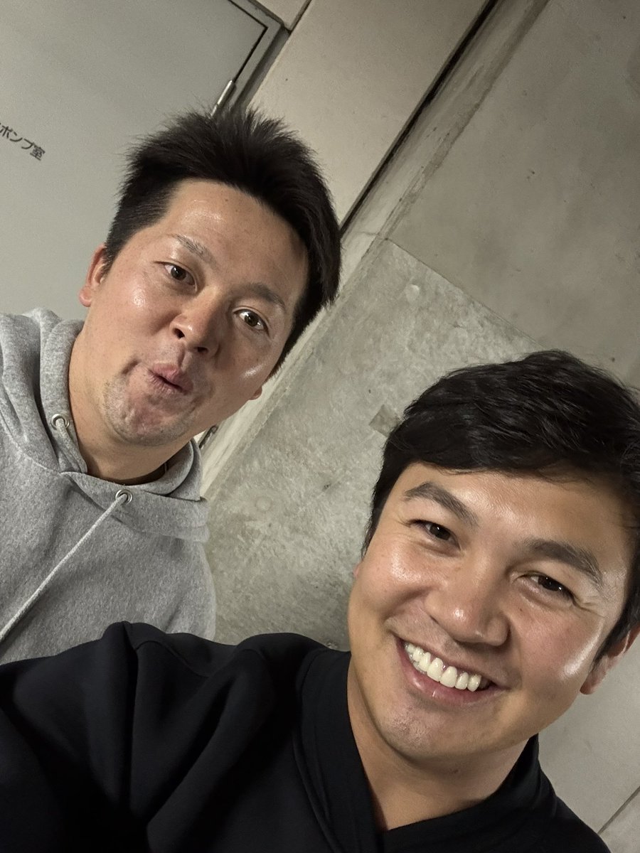 19Yasuaki's tweet photo. エレベーターの扉開いたら牧いた。

本当だよ。うん。牧だった。

あれは牧だった。

バッタリ牧。Merry Christmas🎄

#牧参上
#プレゼント渡すの忘れた https://t.co/4CP26ee1jo