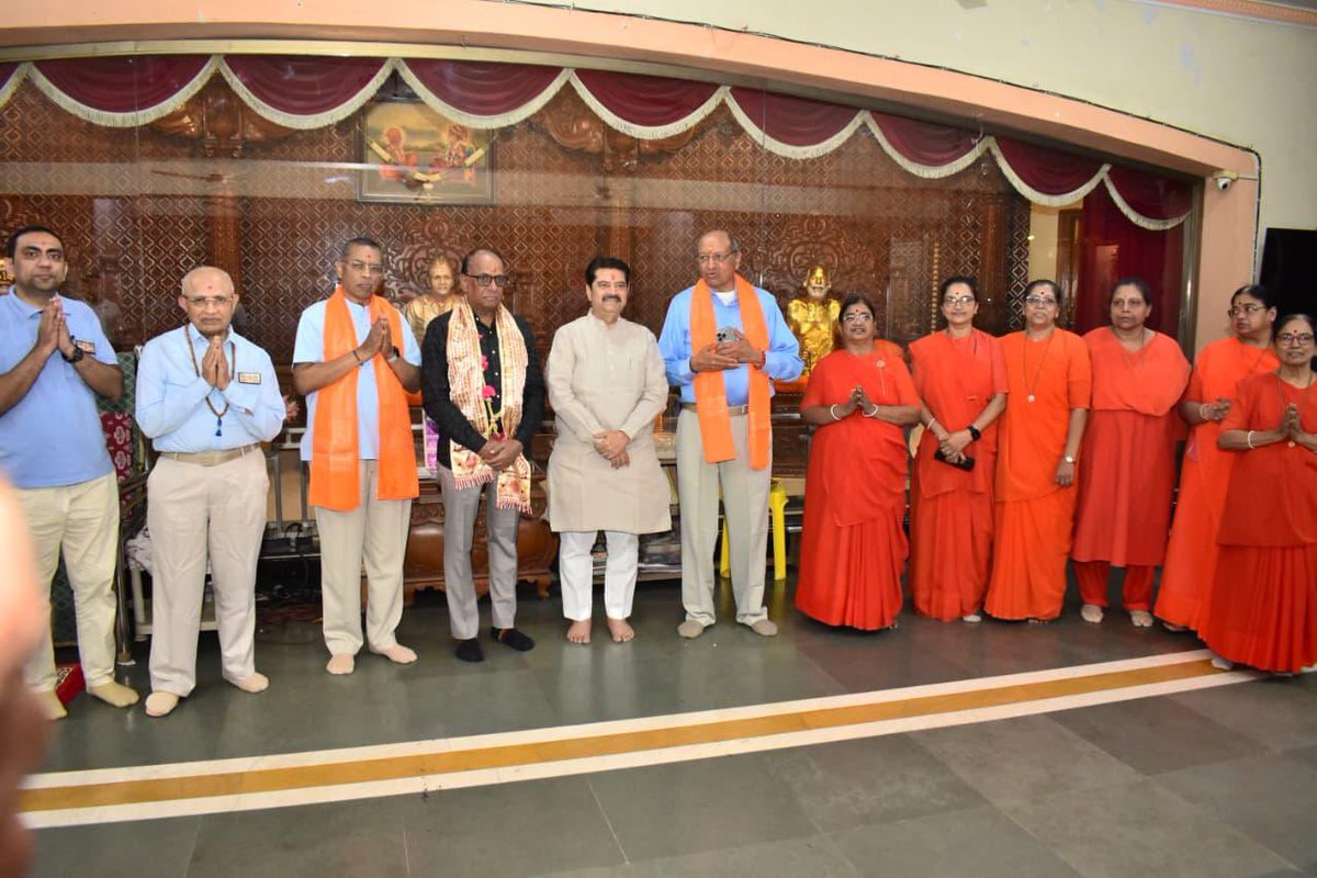 manoj_kotak's tweet photo. Jai Swaminarayan 🙏

Visited the Akshardham Swaminarayan Mandir, Powai, and had the blessed darshan of Bhagwan Swaminarayan. The peaceful and spiritual atmosphere brought a deep sense of calm and positivity.

आज पवई येथील अक्षरधाम स्वामीनारायण मंदिराला भेट देऊन भगवान स्वामीनारायणाचे मनोभावे दर्शन घेतले. मंदिरातील शांत व आध्यात्मिक वातावरणाने मनाला शांती व सकारात्मक ऊर्जा लाभली. याप्रसंगी प.पू. दिनकरभाई महाराज, प.पू. भरतभाई महाराज आणि इतर मान्यवर उपस्थित होते.