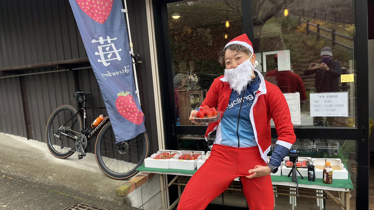 現地調達したいちごでクリスマスケーキ作ってみた！の巻。＠十三峠
ちなみにサンタクロースの服のサイズ間違えて股はビリビリに。笑
#メリークリスマス #自走でケーキ作りに挑戦
