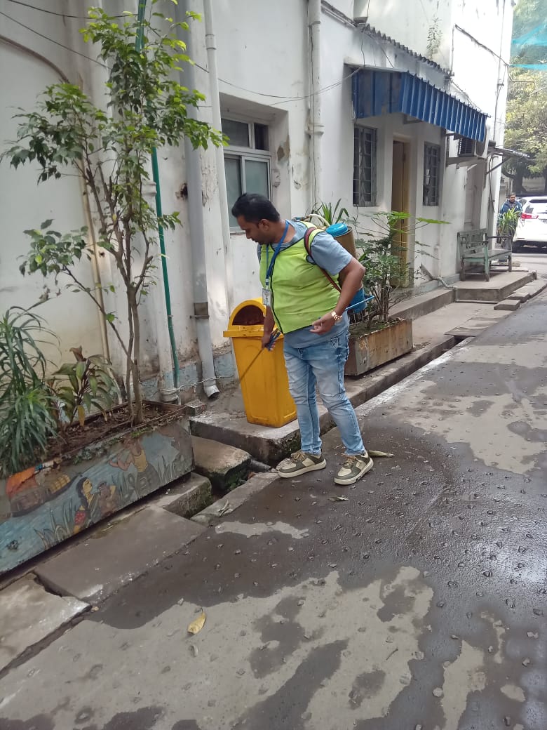kmc_kolkata's tweet photo. A few pictures of the frontline workers of the Vector Control Team on duty across the city.
#VectorControlByKMC #KMConDuty https://t.co/hQlu5KdwUY