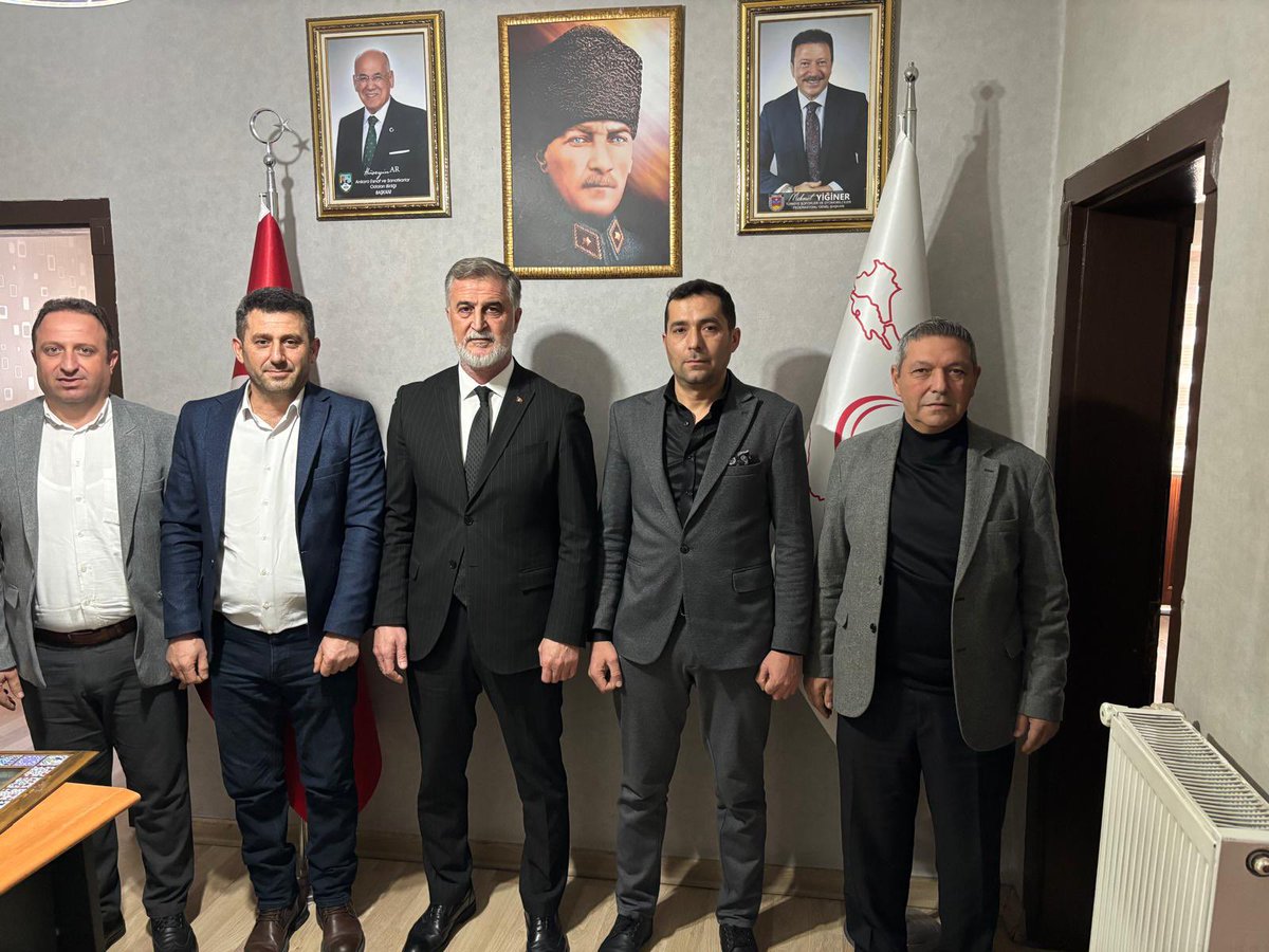 Kütahya Halk Otobüsleri Koop. Başkanımız Sn Mestan KOCAADAM ve yönetimi Başkanımızı ziyaret ettiler.
Esnaflarımızın, ücretsiz taşıma, ücret tarifeleri ve mülkiyet hakkı sorunlarına ilişkin yapılan çalışmaların değerlendirildiği ziyaret ve değerli hediyeleri için teşekkür ederiz.