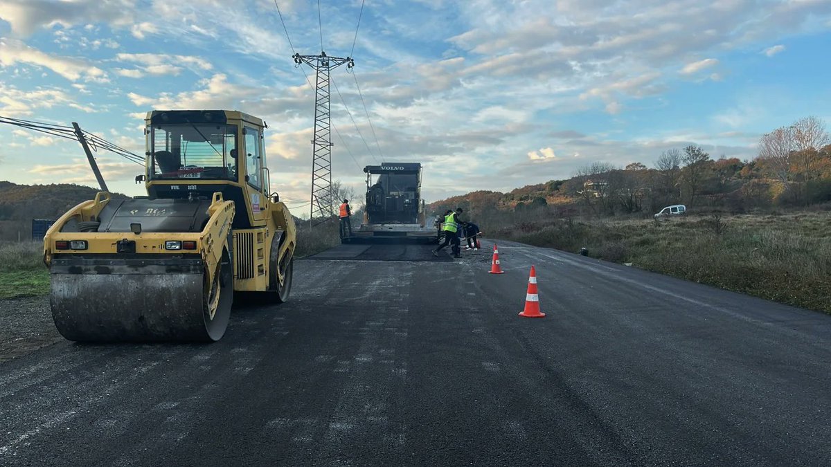 IbbYolYapim's tweet image. 📍Şile İlçesi, Şuayipli ve Kurfallı Mahallelerini birbirine bağlayan cadde hattında çalışmalarımızı tamamladık.
🔹 5.500 metre yol
🔹 22.179 ton sıcak asfalt 
Daha güvenli, daha konforlu yollar için çalışmaya devam ediyoruz.

@istanbulbld #Şile #asfalt