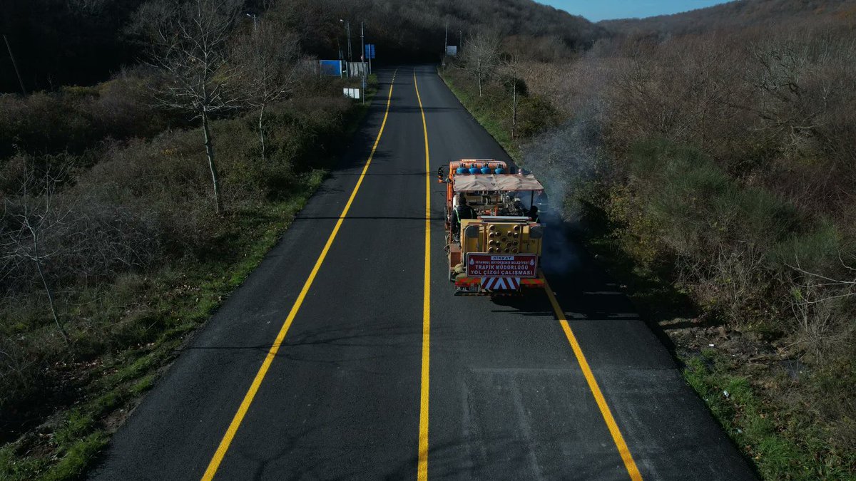 IbbYolYapim's tweet image. 📍Şile İlçesi, Şuayipli ve Kurfallı Mahallelerini birbirine bağlayan cadde hattında çalışmalarımızı tamamladık.
🔹 5.500 metre yol
🔹 22.179 ton sıcak asfalt 
Daha güvenli, daha konforlu yollar için çalışmaya devam ediyoruz.

@istanbulbld #Şile #asfalt