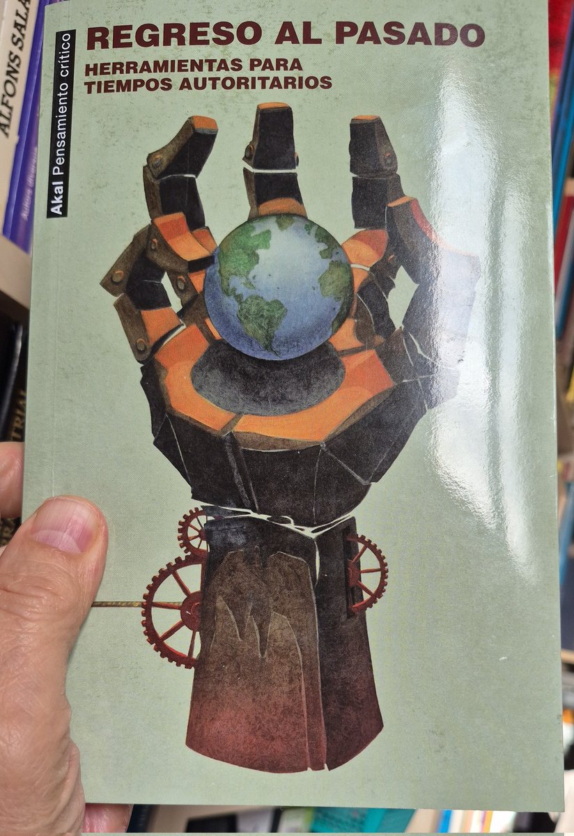 manelmarquez's tweet photo. La introducción del libro "Regreso al pasado. Herramientas para tiempos autoritarios" de @AkalEditor. 
"Fascismo: historia y presente  extraordinaria" de Juan Andrade excelente historiador y amigo es una síntesis extraordinaria del origen del nazifascismo y el franquismo. Léanlo. https://t.co/nxOpvJSsCk