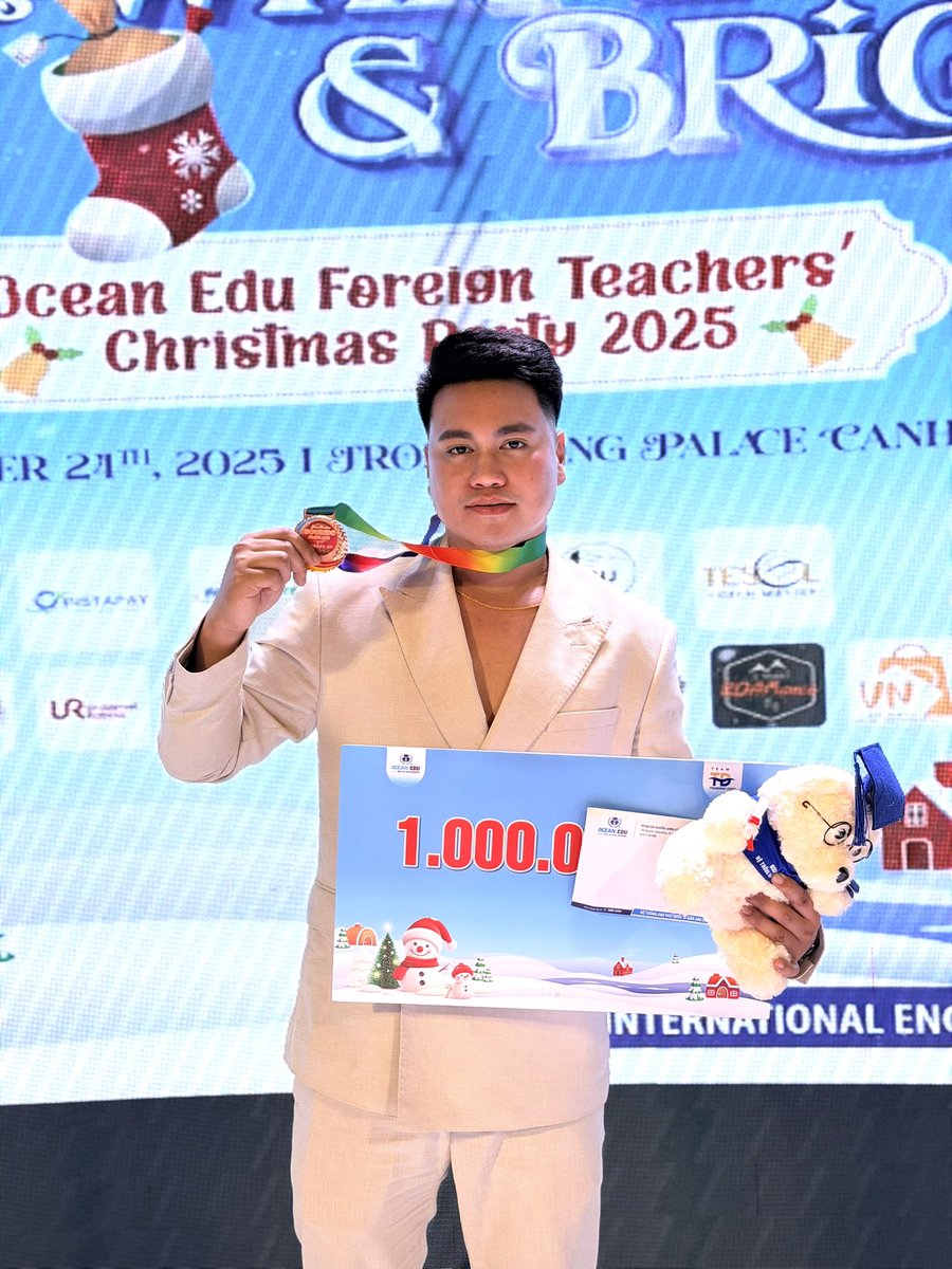 axlrarama's tweet photo. I thought my time in singing competitions had come to an end, but by God’s grace, my voice still had a story to tell. Truly grateful for the chance to share my talent and honored to receive 🥉 3rd Place for “This Is the Moment” here in Vietnam 🇻🇳
Merry Christmas, everyone 🎄✨ https://t.co/kNfYUUILZY