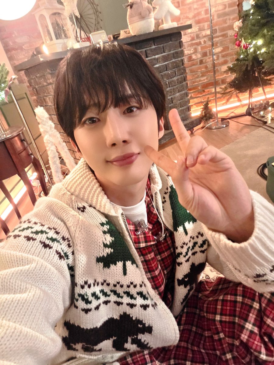 [📸]

25.12.24
<#별이부르는방에>

후이가 불러주는 자장가 듣고
유니버스도 푹 잤으면 좋겠따...🌙🤍

#후이 #HUI