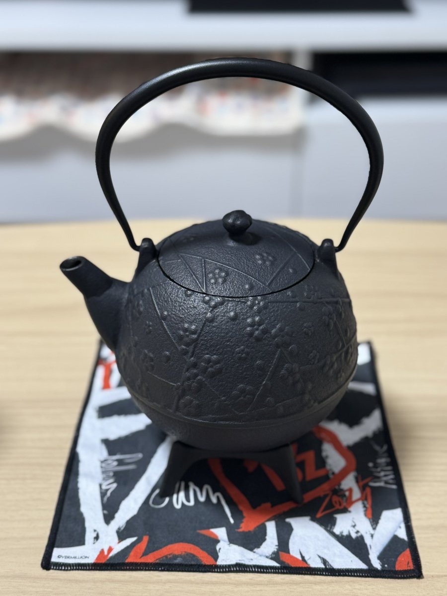 sasasasayasaka's tweet photo. 南部鉄器の鉄瓶ずーっと欲しくてネットでも店舗でも散々悩んでみてて、たまたま入った店舗で対応してくれた店員さんのお名前が◯葉さんですごく丁寧に説明してくれて🥹これはもう何かのごenや！と思ってお迎えした✨あ〜かわいい🥰毎日大事に使って育てていこ🤭
#OIGEN https://t.co/3foTV3fKFK