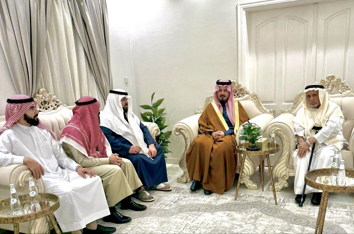 سموّ أمير منطقة #المدينة_المنورة #سلمان_بن_سلطان يعزّي أبناء فيصل عبدالملك النعمان، مؤذن المسجد النبوي الشريف – رحمه الله – في وفاة والدهم.