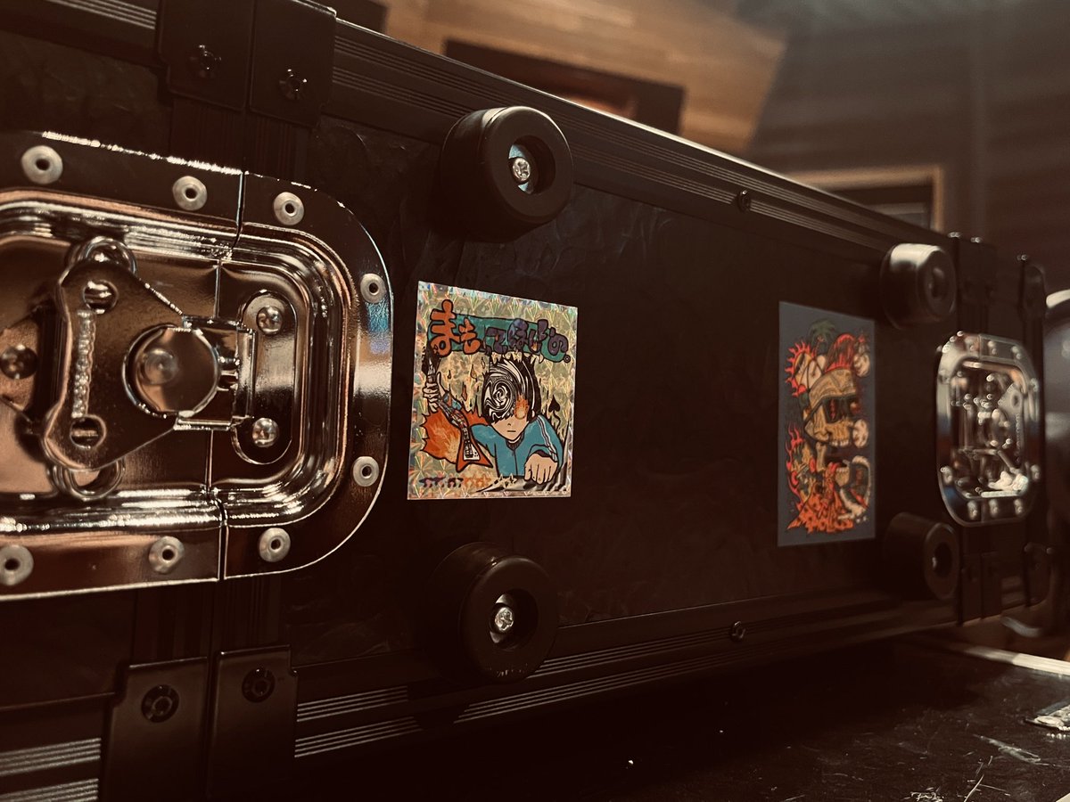 本日いただいたステッカーを機材ケースにペタリ。