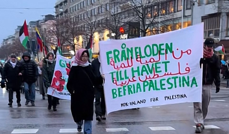 Auf diesem Transparent steht auf Schwedisch "From River to the Sea, free Palestine" und auf Arabisch "From the Water to the Water, Palestine is Arabic".

Zwei Genozid-Aufrufe: Einmal verklausuliert für den westlichen Leser und einmal völlig transparent aber unverständlich für den