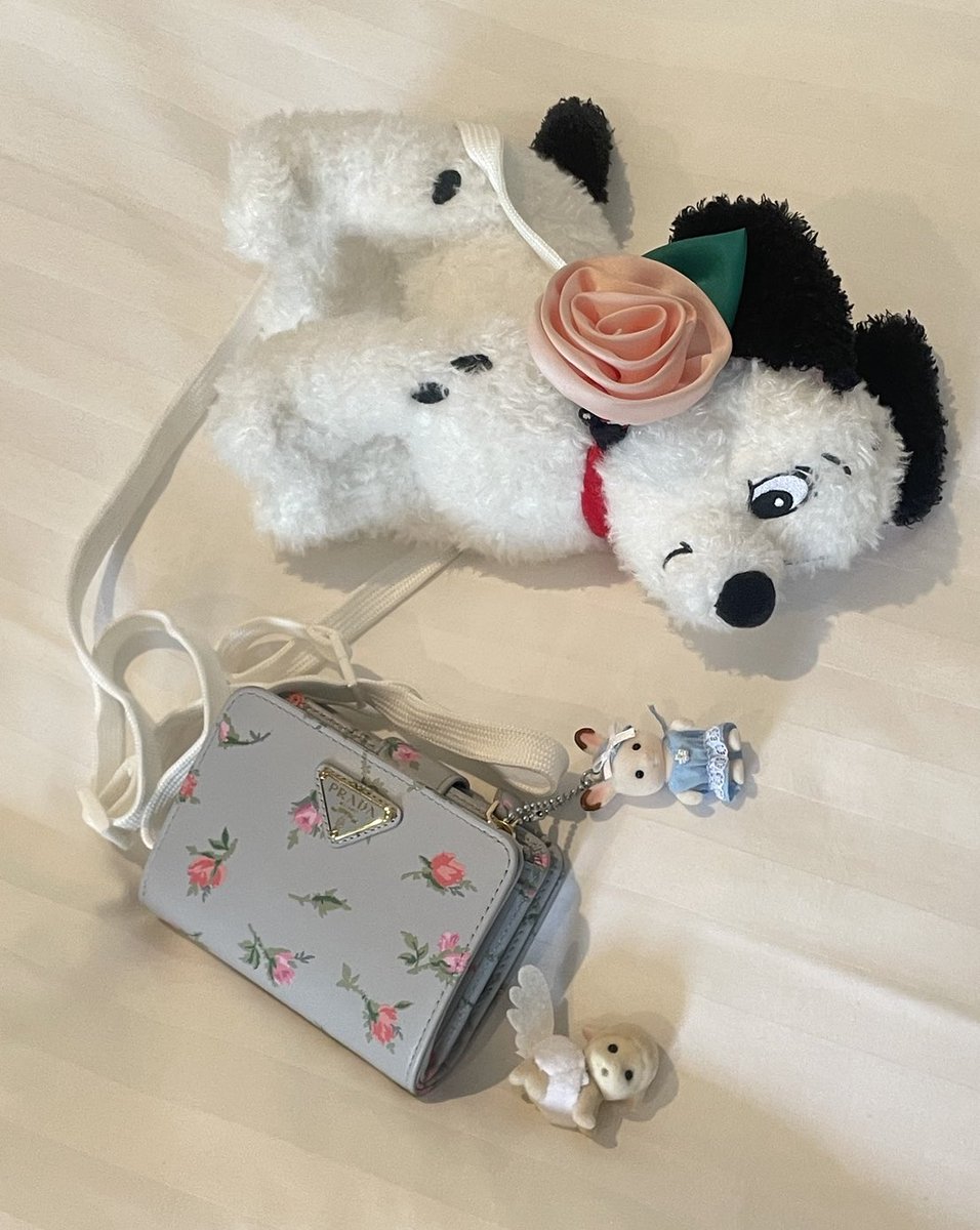 MM_2001_MM's tweet photo. 素敵なクリスマスプレゼントいただいて
しまった〜〜泣泣
ずっっっっと素敵だと思っていたPRADAの小花柄のお財布🪷
一生使う。。。 https://t.co/laQLdfqsdh