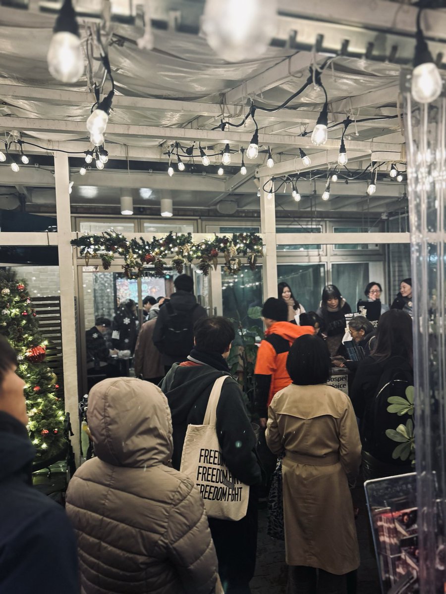 Marre_Ishii's tweet photo. Marry Christmas🎄
本日はkBCにてBible Reality Spexial.
狭いステージにHEAVENESE のフルメンバー勢揃い。
学べて音楽と食事も楽しめる🤗
会場参加は満員だけどオンライン参加まだ間に合う。
アーカイブも見放題。
お申し込みは👇
https://t.co/otbuBEveHg