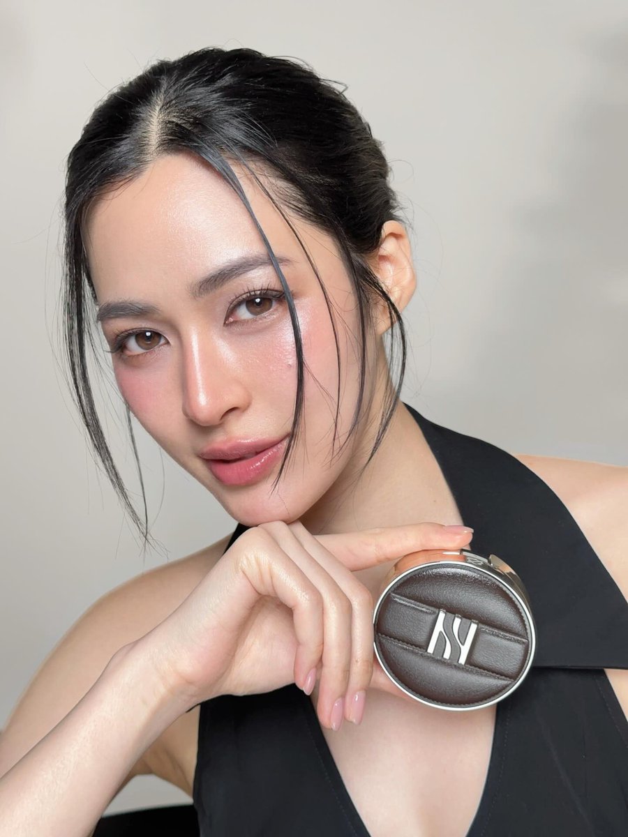 Aihara_137's tweet image. คุณ BA เสิร์ฟขายแม่ตั้งแต่วันเช้าจรดเย็นเลยลูก ~~~
สวยแบบไม่ต้องพยายามจริง ๆ 
cushion เซ็ตนี้ ต้องมีแล้วแบบนี้ รับกี่เซตดีคะ ....

@HERAThailand
#HERAxLingLing #HolidayCollection 
#linglingkwong #หลิงหลิงคอง
@linglingsirilak