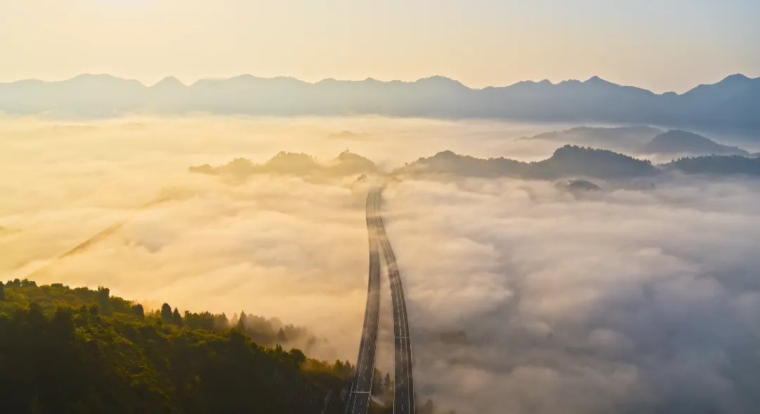 CQ_Liangjiang's tweet image. After the rain 🌧️, mist 🌫️ winds through the mountains, wrapping the graceful Zhoujiashan Bridge 🌉 in #LiangjiangNewArea 🏙️. A serene, breathtaking scene 🌄 of nature 🌿 and architecture is rising from the clouds ☁️. #NaturePhotography #ScenicBeauty