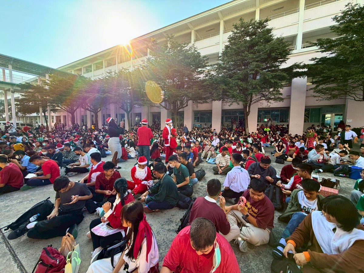 BFITSThailand's tweet image. At the SKR BFITS Program, the whole campus came together—teachers moving through the crowd, students fully engaged, and a shared moment unfolding across the grounds 🚀 These photos capture a school connected, present, and learning side by side.

#BFITSProgram #TeachInThailand 🇹🇭
