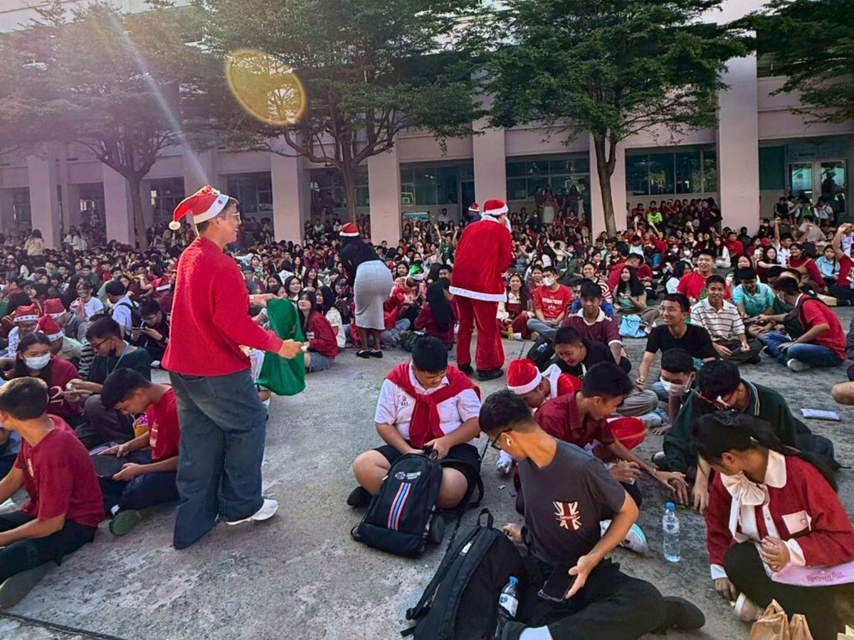 BFITSThailand's tweet image. At the SKR BFITS Program, the whole campus came together—teachers moving through the crowd, students fully engaged, and a shared moment unfolding across the grounds 🚀 These photos capture a school connected, present, and learning side by side.

#BFITSProgram #TeachInThailand 🇹🇭