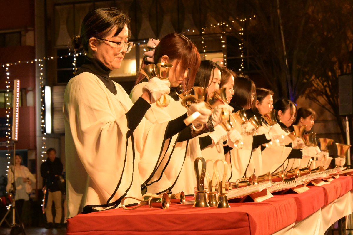 kagoshimacityPR's tweet photo. 【みなと大通り公園イルミネーション🎄クリスマス・クリスタルナイトファンタジー】
本日(12/24)、クリスマスイブ特別イベントを開催🎅
ハンドベルによるクリスマス曲の演奏や、光のパフォーマンスで、会場は幻想的な雰囲気に包まれました✨ https://t.co/RJ4cMutWME