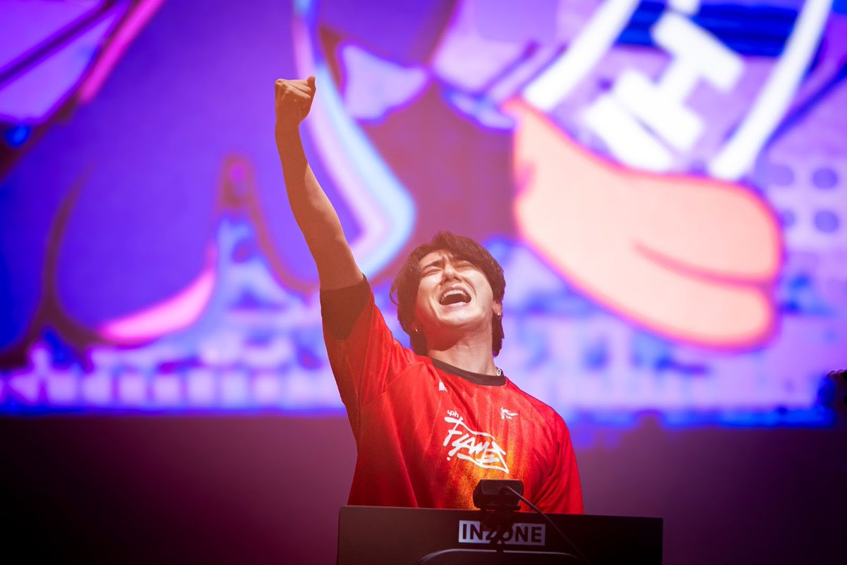 fistbump_news's tweet photo. 【 #デビクラ杯 優勝インタビュー🏆】
Medusa「MVPは断トツでツルギ」 rion「冗談抜きで全員」

約1年にわたるの活動が優勝で完結。rionを変えた加藤純一の背中、多忙なプロ活動の合間を縫ってチームを支えたMedusaへの想いとは――。
優勝の立役者たちと“信頼”の物語。

▼記事を読む
https://t.co/kPLT4pXUrH

#VALORANT