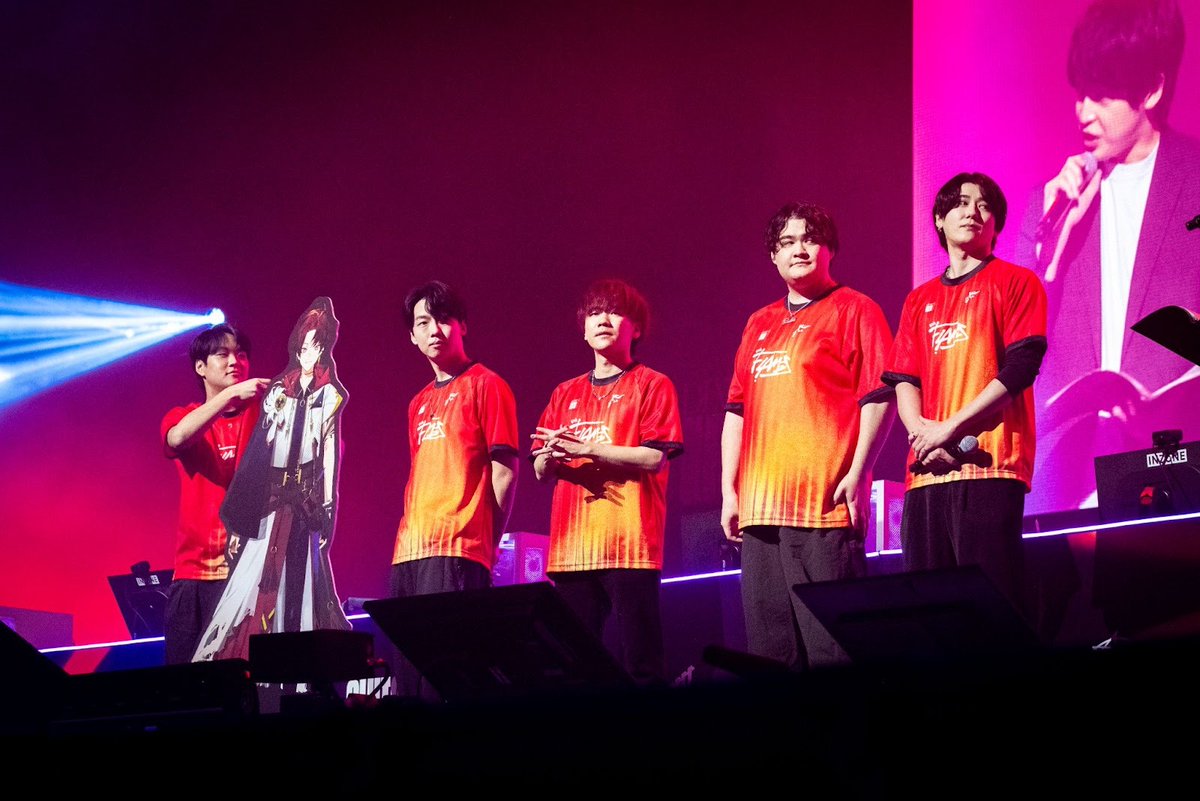 fistbump_news's tweet photo. 【 #デビクラ杯 優勝インタビュー🏆】
Medusa「MVPは断トツでツルギ」 rion「冗談抜きで全員」

約1年にわたるの活動が優勝で完結。rionを変えた加藤純一の背中、多忙なプロ活動の合間を縫ってチームを支えたMedusaへの想いとは――。
優勝の立役者たちと“信頼”の物語。

▼記事を読む
https://t.co/kPLT4pXUrH

#VALORANT