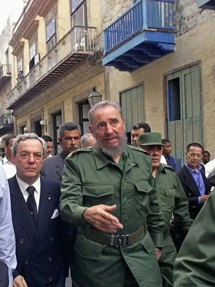 ‼️Es ese nuestro Fidel, el Fidel de Cuba entera, el que los cubanos conocemos, quien nos inculcó la fe en la victoria y nos enseñó a luchar por ella. No hay mejor homenaje para nuestro Comandante en Jefe que ser fieles a sus ideales,a su modo de ser y de actuar.

#100AñosConFidel