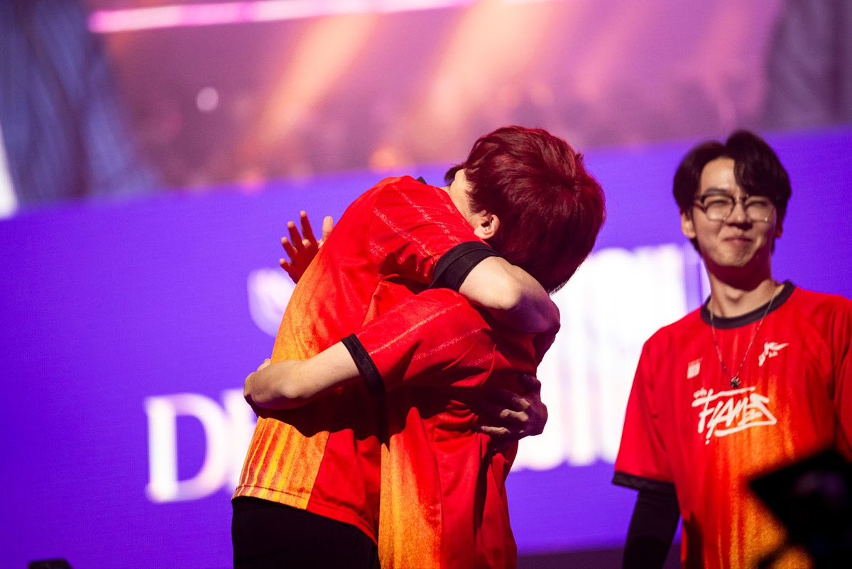 【 #デビクラ杯 優勝インタビュー🏆】
Medusa「MVPは断トツでツルギ」 rion「冗談抜きで全員」

約1年にわたるの活動が優勝で完結。rionを変えた加藤純一の背中、多忙なプロ活動の合間を縫ってチームを支えたMedusaへの想いとは――。
優勝の立役者たちと“信頼”の物語。

▼記事を読む