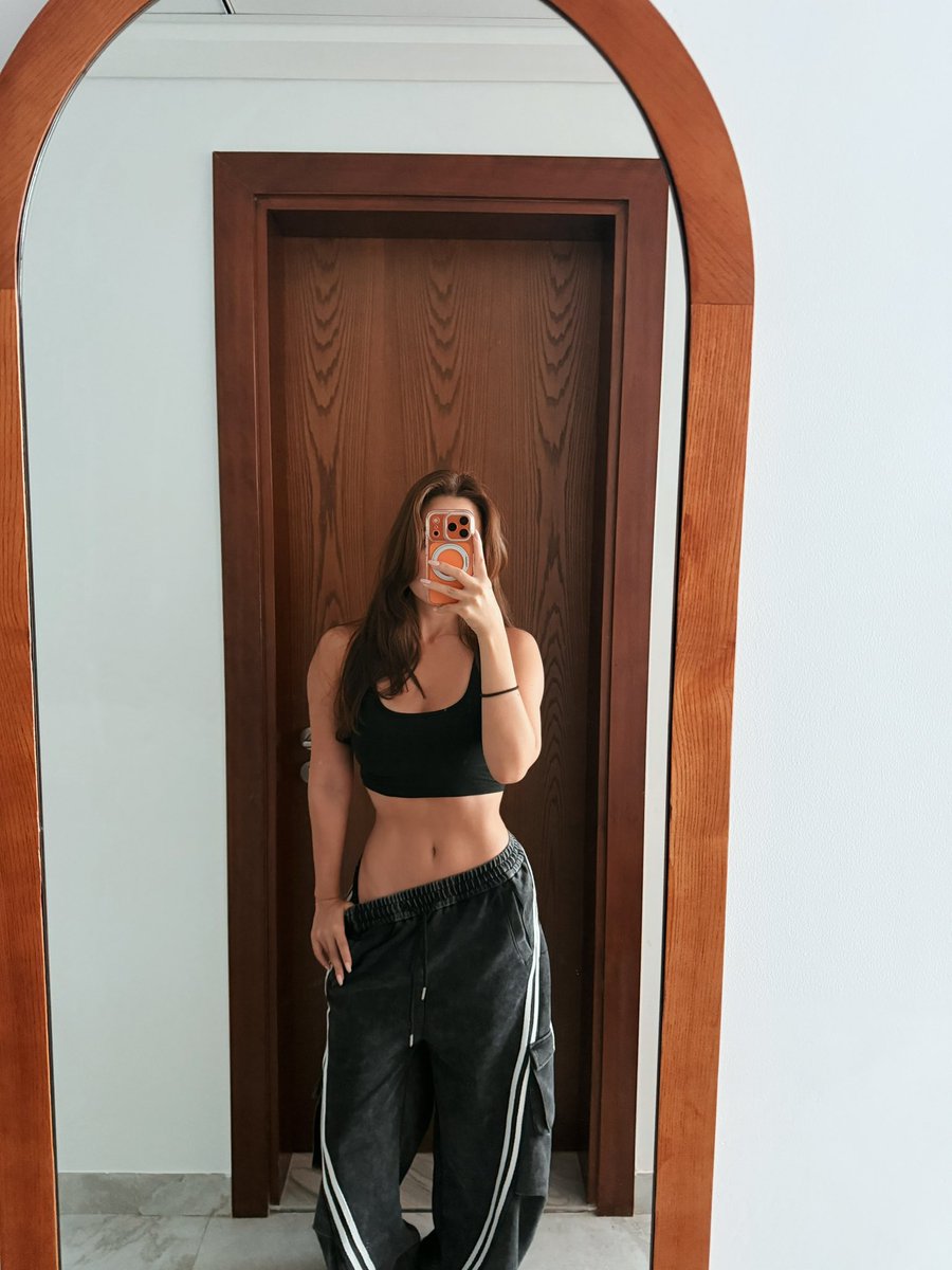 痩せたの分かる人いますか？🙋\u200d♀️ FENDIのこのドレスを着る為にダイエットしてきたよ💚 昨日はたくさんのお客様のご来店、本当に ありがとうございました🥲🥲🙇\u200d♀️感謝しかないです😭, image size:900x1200