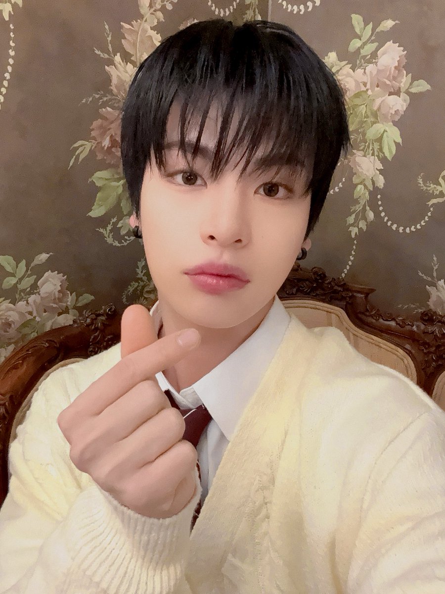 xikers_official's tweet photo. [👀] 

                 ⭐️
    ❄        🎄
              🎄 🎄    ✨
            🎄     🎄
          🎄  ⛄  🎄     ❄
        🎄 ❤️ ❤️ 🎄
✨ 🎄   ❄ ❄  🎄 
    🎄 ❤️ 로디 ❤️🎄   ❄
  🎄 🎅🎅🎅🎅  🎄
🎄 🎄🎄🎄🎄🎄 🎄 

#xikers #싸이커스 https://t.co/yFiXg3HPaE