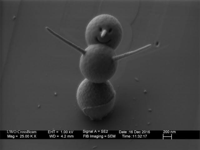 BigBangSciCom's tweet image. ☃🔬Le plus petit "bonhomme de neige" du monde, qui mesure moins de 3 micromètres ! En réalité, c'est un "bonhomme de silice" : il a été bricolé avec des microsphères assemblées par lithographie à faisceau d'électrons.

Crédits : London's Western University

#physique #microscope